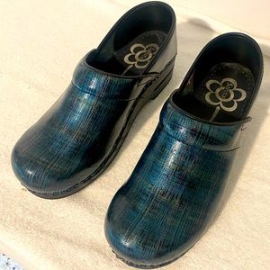 Sanita Clogs Size 38 (7.5-8)